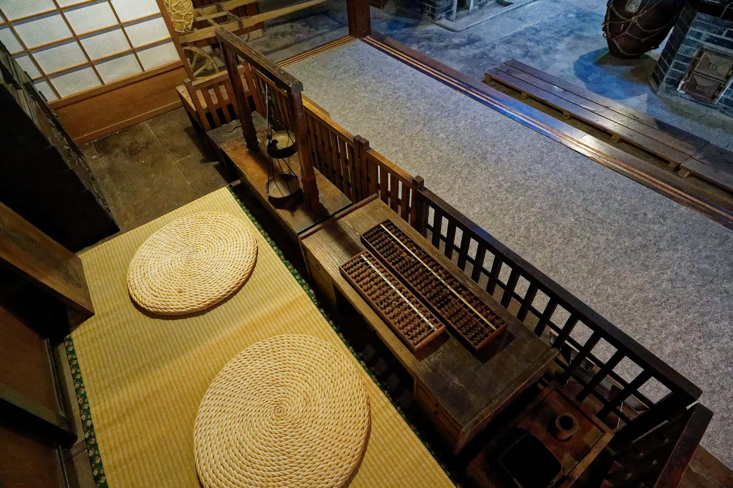 帳場。畳と円座、そろばんの載った帳場机、格子と障子
